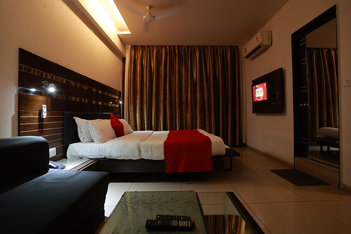 hotel-samrat-kolhapur-ac-deluxe-room-1